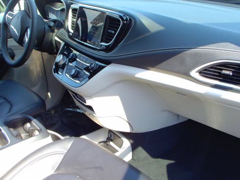 Used 2023 Chrysler Pacifica Touring-L FWD image 2