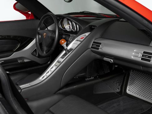 Used 2004 Porsche Carrera GT RWD image 32
