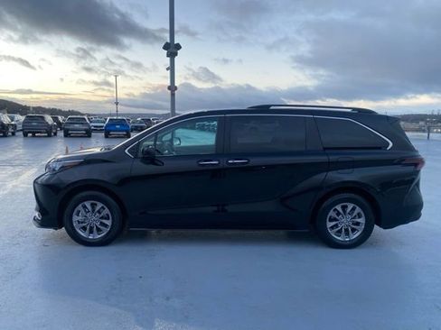 Used 2024 Toyota Sienna XLE image 5