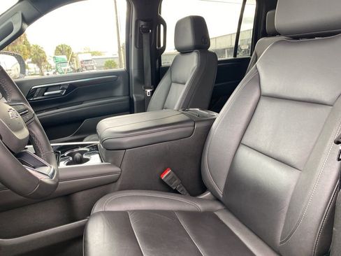 Used 2025 Chevrolet Suburban Z71 image 9