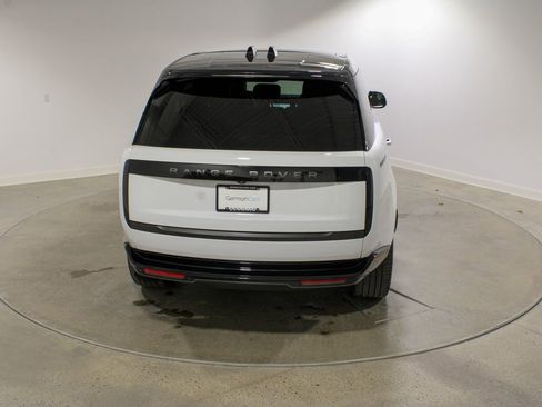 Used 2024 Land Rover Range Rover Long Wheelbase SE image 4