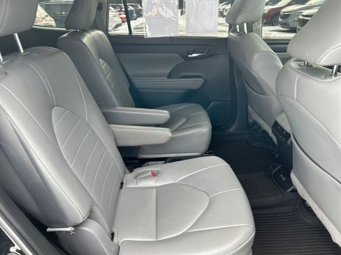 Used 2022 Toyota Highlander XLE image 13
