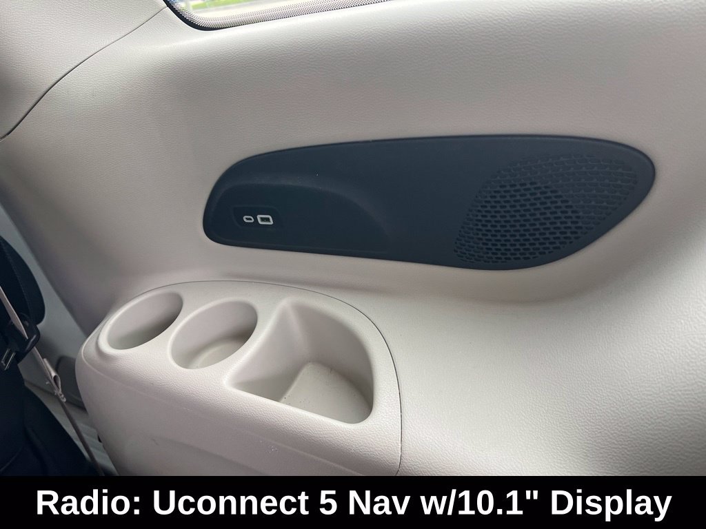 Used 2022 Chrysler Pacifica Touring-L w/ Uconnect Theater Family Group FWD image 15
