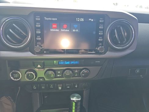 Used 2022 Toyota Tacoma TRD Off-Road w/ Technology Package AWD/4WD image 17