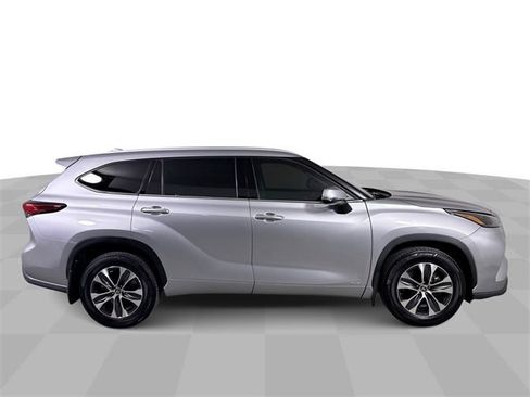 Used 2022 Toyota Highlander XLE image 9