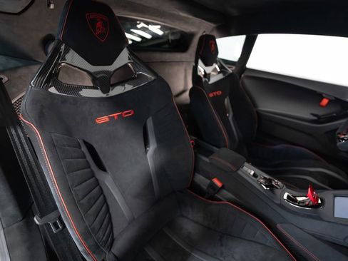 Used 2022 Lamborghini Huracan STO image 18