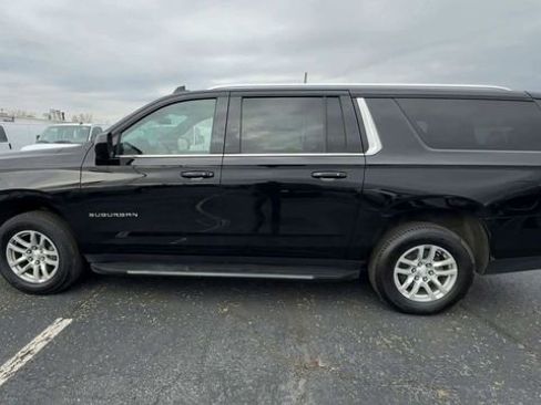 Used 2023 Chevrolet Suburban LT image 5