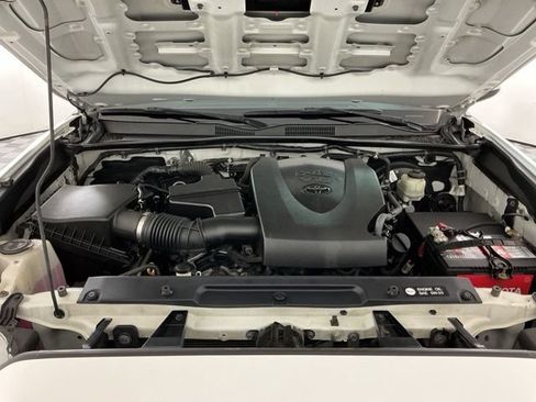 Used 2018 Toyota Tacoma TRD Sport AWD/4WD image 27