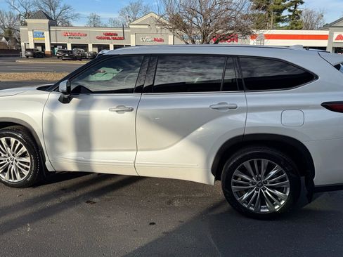 Used 2022 Toyota Highlander Platinum image 10