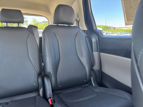 Used 2026 Kia Carnival FWD image 36