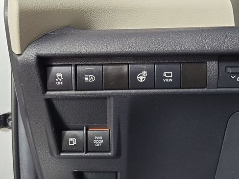 Used 2024 Toyota Sienna Platinum FWD image 24