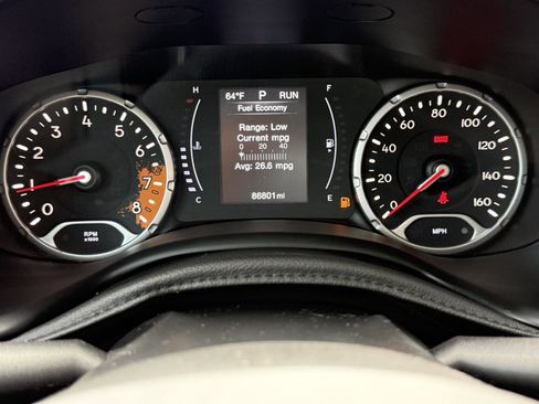 Used 2018 Jeep Renegade Latitude FWD image 21