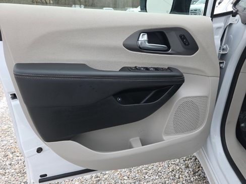 Used 2024 Chrysler Pacifica Select image 10