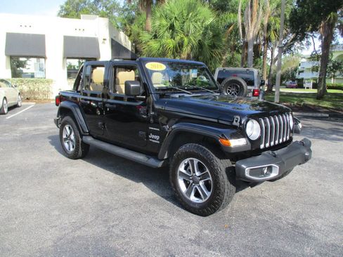 Used 2018 Jeep Wrangler Unlimited Sahara AWD/4WD image 3