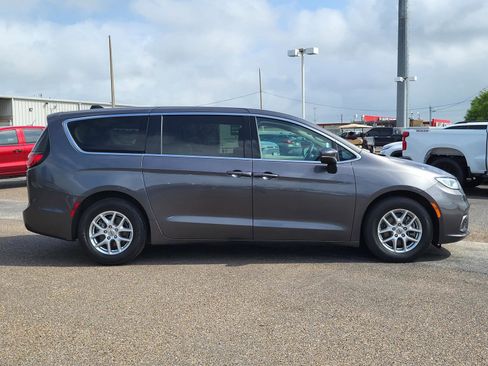 Used 2023 Chrysler Pacifica Touring-L FWD image 6