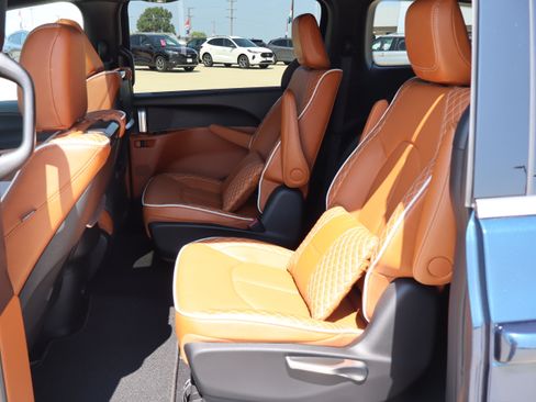 Used 2025 Chrysler Pacifica Pinnacle FWD image 10