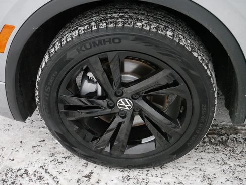 Certified 2024 Volkswagen Tiguan SE R-Line image 15
