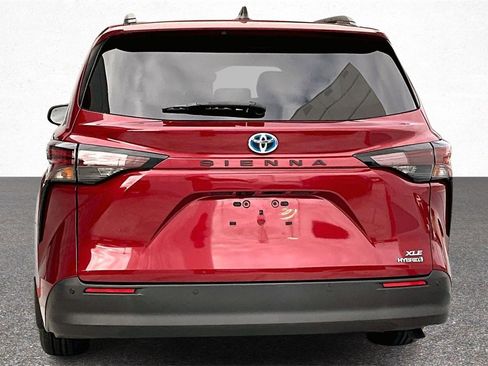 Certified 2024 Toyota Sienna XLE image 6