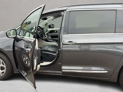 Used 2023 Chrysler Pacifica Limited image 12