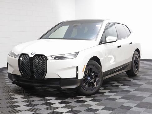 Used 2025 BMW iX xDrive50 image 1