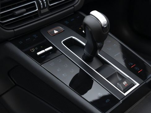 Certified 2025 Porsche Macan AWD/4WD image 26