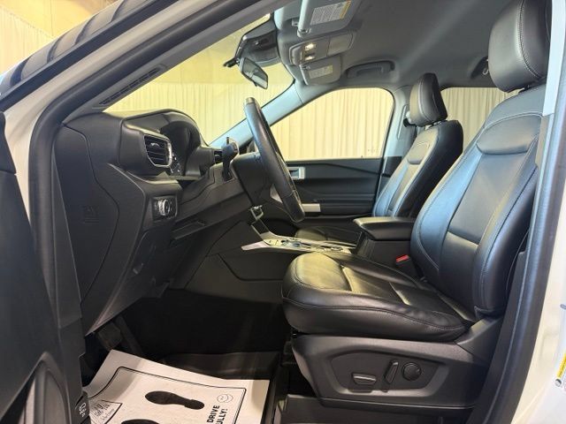 Used 2022 Ford Explorer XLT w/ Equipment Group 202A AWD/4WD image 5
