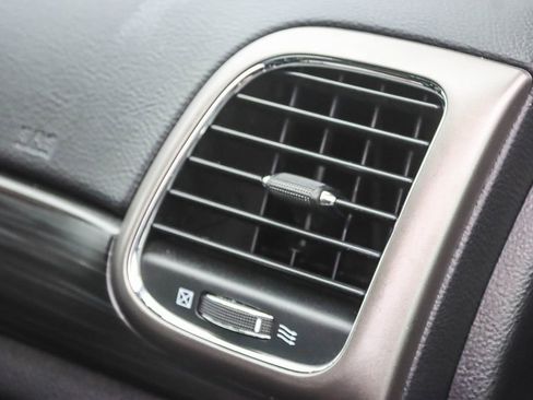 Used 2019 Jeep Grand Cherokee Laredo w/ Laredo X Package image 36