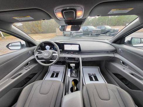 Used 2024 Hyundai Elantra SEL image 14