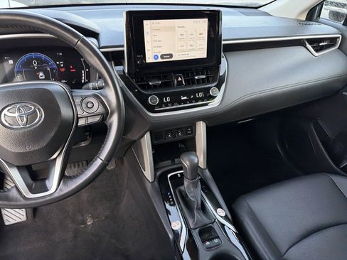 Used 2025 Toyota Corolla Cross XLE FWD image 27