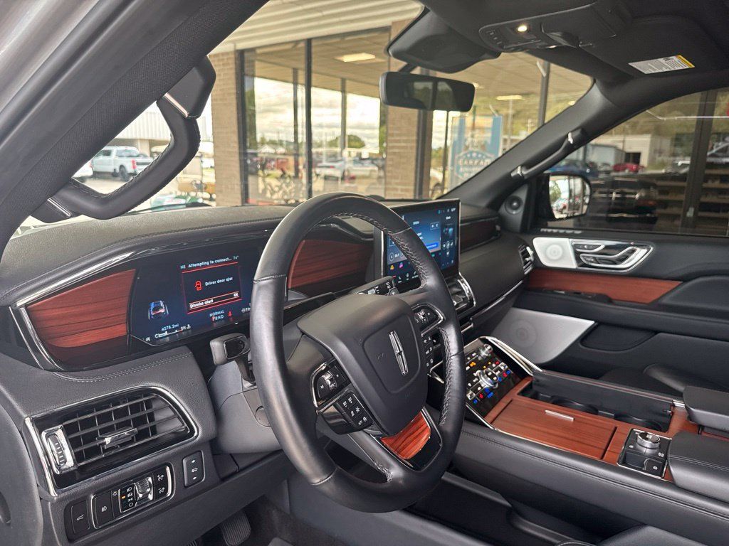 Used 2024 Lincoln Navigator Reserve AWD/4WD image 9