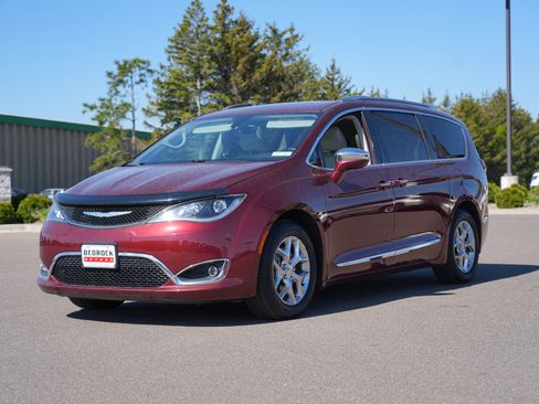 Used 2017 Chrysler Pacifica Limited FWD image 7