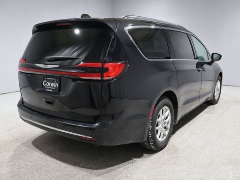 Used 2022 Chrysler Pacifica Touring-L image 2