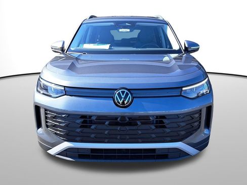 New 2025 Volkswagen Tiguan SE image 2