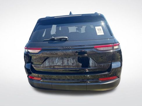 Used 2023 Jeep Grand Cherokee Altitude image 3