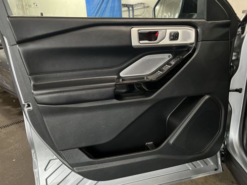 Used 2023 Ford Explorer Platinum w/ Premium Technology Package image 14