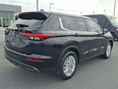 Used 2023 Mitsubishi Outlander ES image 6
