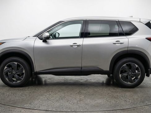Used 2025 Nissan Rogue SV image 5