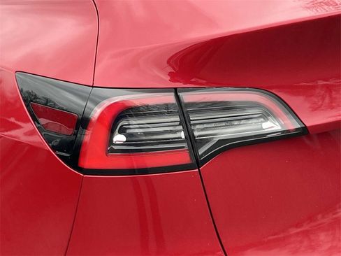 Used 2021 Tesla Model Y Long Range image 9