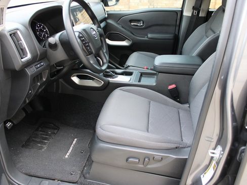 Used 2025 Nissan Frontier SV image 15