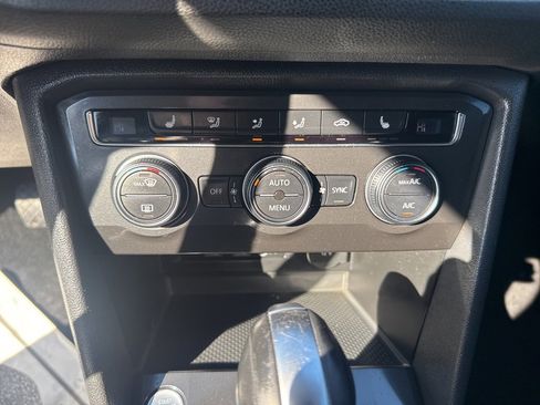 Used 2018 Volkswagen Tiguan SE image 16