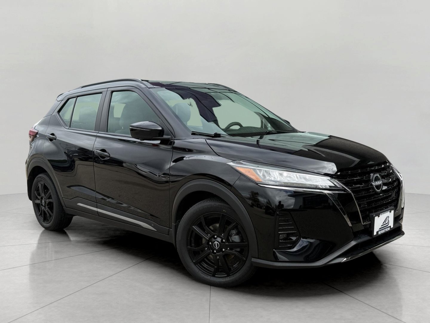 Used 2023 Nissan Kicks SR w/ SR Premium Package FWD image 1