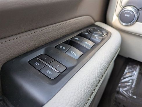 Used 2023 GMC Yukon XL Denali image 32