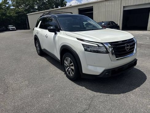 Used 2022 Nissan Pathfinder SL AWD/4WD image 3