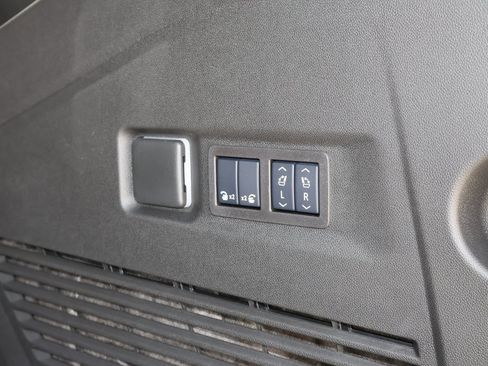 New 2025 Chevrolet Suburban Premier image 38