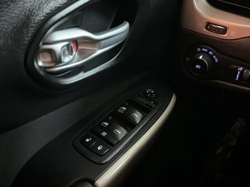 Used 2018 Jeep Cherokee Latitude w/ Altitude Package FWD image 15