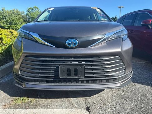Used 2024 Toyota Sienna LE AWD/4WD image 2