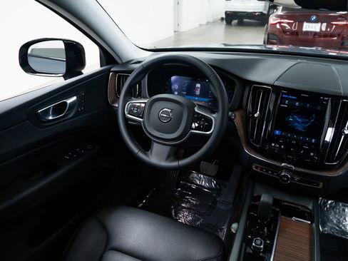 Used 2023 Volvo XC60 B5 Plus image 10