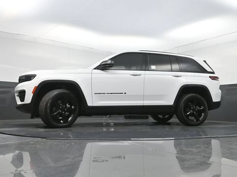 Used 2023 Jeep Grand Cherokee Altitude RWD image 29