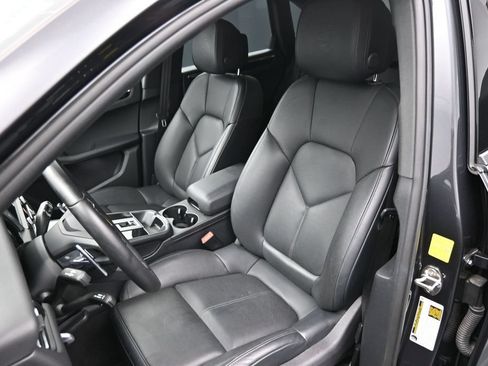 Certified 2025 Porsche Macan AWD/4WD image 9