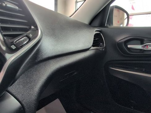 Used 2019 Jeep Cherokee Limited image 33